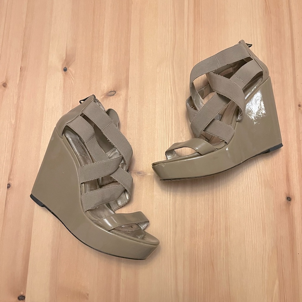 Pelle Moda wedged platform sandals. Size 6 1/2. Beige. Tan. Nude